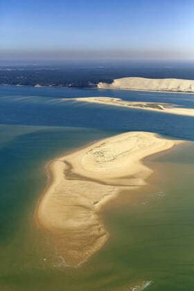 Creative Highlights World La Teste-de-Buch (south-western France): the Arguin sandbank La Teste-de-Buch (south-western France): aerial view of the Arguin sandbank and the Dune of Pilat at the entrance to the Arcachon Bay. Nouvelle-Aquitaine; Aquitaine; G Europe; Western Europe; France  Copyright: xHedelinxF Andia.frx 396077