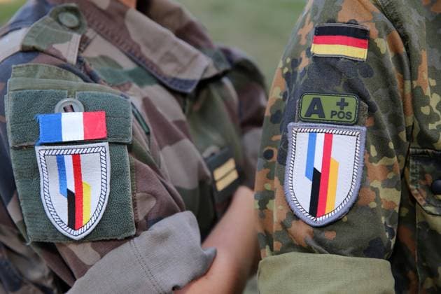 Zwei Soldatinnen der DF-Brigade mit verschiedenen Uniformen. Links entsprechend das französische Tarnschema der Armee de Terre, rechts das Flecktarnschema der Bundeswehr. Bundesverteidigungsministerin Christine Lambrecht besucht am 19. Juli 2022 im Rahmen ihrer Sommerreise die Deutsch- Französiche Brigade (DF-Brigade) in Müllheim Baden. Müllheim Baden-Württemberg Deutschland
