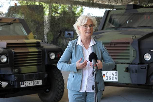 Verteidigungsministerin Christine Lambrecht beim Statement für die Medien bei der DF-Brigade in Müllheim. Bundesverteidigungsministerin Christine Lambrecht besucht am 19. Juli 2022 im Rahmen ihrer Sommerreise die Deutsch- Französiche Brigade (DF-Brigade) in Müllheim Baden. Müllheim Baden-Württemberg Deutschland *** Defense Minister Christine Lambrecht giving a statement to the media at the DF Brigade in Müllheim German Defense Minister Christine Lambrecht visits the German French Brigade DF Brigade in Müllheim Baden Müllheim Baden Württemberg Germany on July 19, 2022 as part of her summer tour.