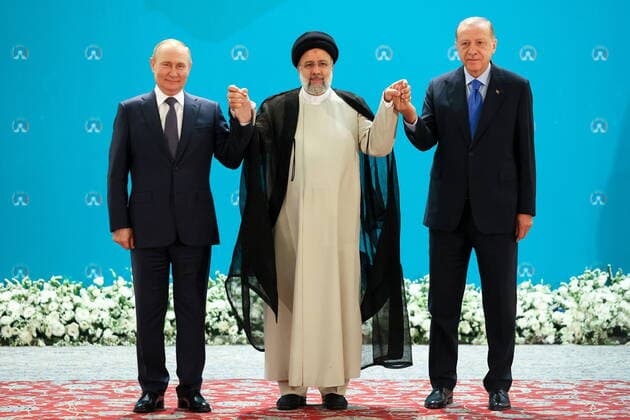 Bilder des Jahres 2022, News 07 Juli News Themen der Woche KW29 News Bilder des Tages TEHRAN, IRAN â€“ JULY 19, 2022: Russia s President Vladimir Putin, Iran s President Ebrahim Raisi, and Turkey s President Recep Tayyip Erdogan (L-R) hold a trilateral meeting at the International Conference Centre. Sergei Savostyanov TASS  TS13ADDD