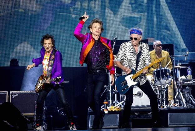 Bilder des Jahres 2022, Entertainment 07 Juli Entertainment Themen der Woche KW29 Entertainment Bilder des Tages Le groupe Rolling Stones sur scene au Groupama Stadium, Ã DÃ cines, France le 19 07 22. Mick Jagger - Ron Wood - keith richards CELEBRITES : Concert des Rolling Stones - Groupama Stadium Decines - France - 19 07 2022 SandrineThesillat Panoramic 