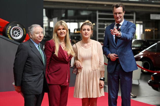 Koeln, Motorworld, 20.07.22, GER, Verleihung Staatspreis NRW 2022 an Michael Schumacher Bild: v.li. Jean Todt, Corinna Schumacher, Gina Schumacher und NRW-Ministerpraesident Hendrik Wuest Nur fuer journalistische Zwecke! Only for editorial use! Nordrhein-Westfalen Deutschland