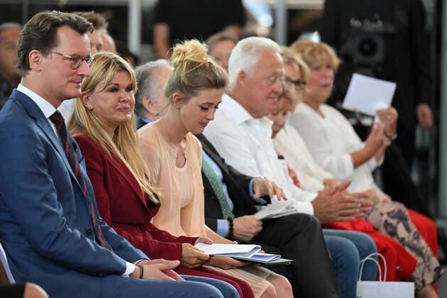 Koeln, Motorworld, 20.07.22, GER, Verleihung Staatspreis NRW 2022 an Michael Schumacher Bild: v.li. NRW-Ministerpraesident Hendrik Wuest, Corinna Schumacher, Gina Schumacher, Jean Todt und Rolf Schumacher Nur fuer journalistische Zwecke! Only for editorial use! Nordrhein-Westfalen Deutschland
