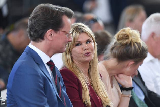 Verleihung des Staatspreises an Michael Schumacher am 20.07.2022 in der Motorworld in Köln V.l.n.r.: Hendrik Wüst ( Ministerpräsident NRW ) - Corinna Schumacher - Gina Schumacher