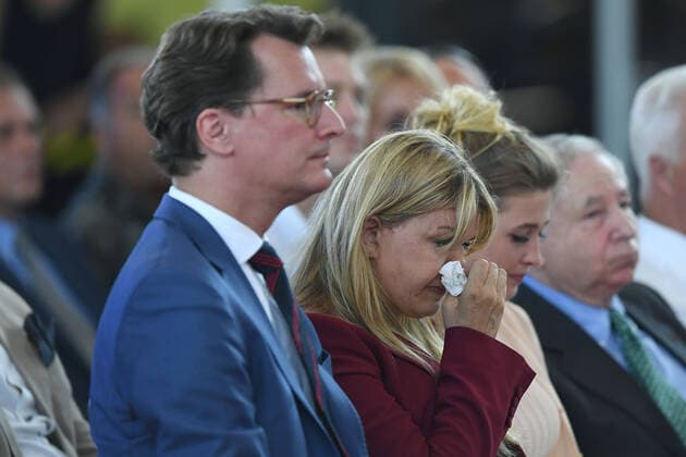 Verleihung des Staatspreises an Michael Schumacher am 20.07.2022 in der Motorworld in Köln V.l.n.r.: Hendrik Wüst ( Ministerpräsident NRW ) - Corinna Schumacher - Gina Schumacher - Jean Todt
