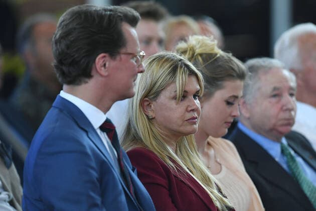 Verleihung des Staatspreises an Michael Schumacher am 20.07.2022 in der Motorworld in Köln V.l.n.r.: Hendrik Wüst ( Ministerpräsident NRW ) - Corinna Schumacher - Gina Schumacher - Jean Todt