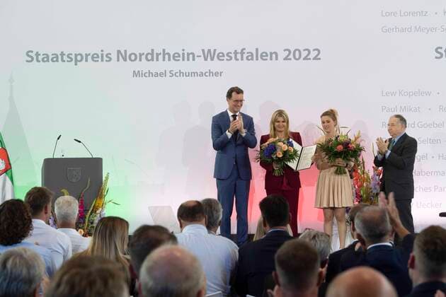 von links: Hendrik WUEST, Wüst, CDU, Ministerpraesident des Landes Nordrhein-Westfalen, Corinna SCHUACHER, Gina SCHUMACHER, mit der Staatspreis-Urkunde fuer Michael Schumacher, Jean TODT, ehem. Teamchef Ferrari, Roter Teppich, Red Carpet Show, Ankunft, arrival, Verleihung des Staatspreises des Landes Nordrhein-Westfalen in Koeln am 20.07.2022