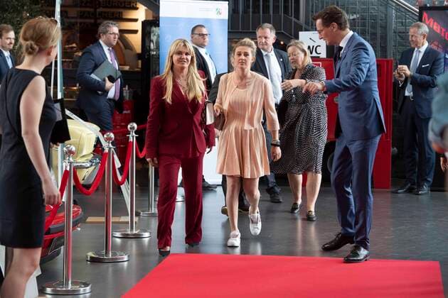 Corinna undGina SCHUMACHER treffen ein, rechts Hendrik WUEST, Wüst, CDU, Ministerpraesident des Landes Nordrhein-Westfalen, Roter Teppich, Red Carpet Show, Ankunft, arrival, Verleihung des Staatspreises des Landes Nordrhein-Westfalen in Koeln am 20.07.2022