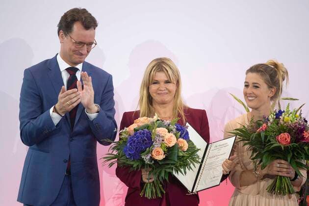 von links: Hendrik WUEST, Wüst, CDU, Ministerpraesident des Landes Nordrhein-Westfalen, Corinna SCHUACHEr, Gina SCHUMACHER, mit der Staatspreis-Urkunde fuer Michael Schumacher, Roter Teppich, Red Carpet Show, Ankunft, arrival, Verleihung des Staatspreises des Landes Nordrhein-Westfalen in Koeln am 20.07.2022