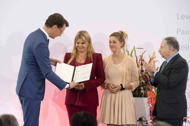 von links: Hendrik WUEST, Wüst, CDU, Ministerpraesident des Landes Nordrhein-Westfalen, Corinna SCHUACHER, Gina SCHUMACHER, mit der Staatspreis-Urkunde fuer Michael Schumacher, Jean TODT, ehem. Teamchef Ferrari, Roter Teppich, Red Carpet Show, Ankunft, arrival, Verleihung des Staatspreises des Landes Nordrhein-Westfalen in Koeln am 20.07.2022