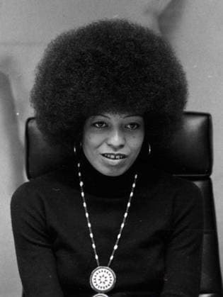 Berühmte Feministinnen, Angela Davis Angela Davis (born January 26, 1944) is an American political activist, philosopher, academic, scholar, and author. She is a professor at the University of California, Santa Cruz. A Marxist, Davis was a longtime member of the Communist Party USA (CPUSA) and is a founding member of the Committees of Correspondence for Democracy and Socialism (CCDS). She is the author of over ten books on class, feminism, race, and the US prison system. WorldxHistoryxArchive 1 1 1970 917_02_WHA_181_0419