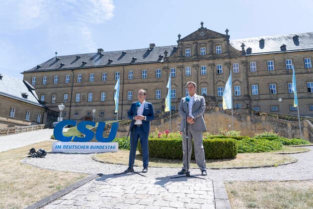 News Themen der Woche KW29 News Bilder des Tages Sommerklausur 2022 der CSU-Landesgruppe im Deutschen Bundestag auf Kloster Banz Alexander Dobrindt, Fraktionsvorsitzender im Bundestag mit Markus Söder, Parteivorsitzender und Ministerpräsident Bayern im Hof von Kloster Banz;Sommerklausur 2022 der CSU-Landesgruppe im Deutschen Bundestag auf Kloster Banz Alexander Dobrindt, Fraktionsvorsitzender im Bundestag mit Markus Söder, Parteivorsitzender und Ministerpräsident Bayern im Hof von Kloster Banz, Neubanz Bayern Deutschland Kloster Banz *** Summer retreat 2022 of the CSU state group in the German Bundestag at Banz Abbey Alexander Dobrindt, parliamentary party leader in the Bundestag with Markus Söder, party leader and Minister President of Bavaria in the courtyard of Banz Abbey S