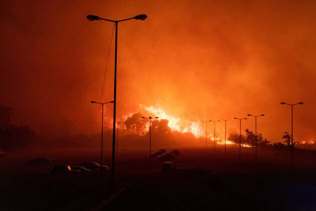 Bilder des Jahres 2022, News 07 Juli News Themen der Woche KW29 News Bilder des Tages (220720) -- ATHENS, July 20, 2022 -- A wildfire rages at night in the northeastern suburbs of Athens, Greece, July 20, 2022. A massive wildfire broke out Tuesday in the northern suburbs of Athens, damaging homes and forcing evacuations of local communities. (Photo by Xinhua) GREECE-ATHENS-WILDFIRE LefterisxPartsalis 