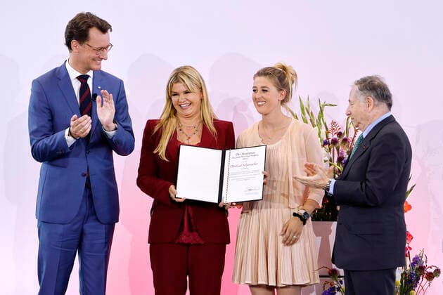 NRW-Ministerpräsident Hendrik Wüst, Corinna Schumacher, Ehefrau von Michael Schumacher, Tochter Gina-Maria Schumacher und Jean Todt, ehemaliger Rennfahrer, bei der Verleihung des Staatspreises des Landes Nordrhein-Westfalen an Michael Schumacher in der Motorworld Köln. Köln, 20.07.2022 NRW Deutschland Copyright: xChristophxHardtx