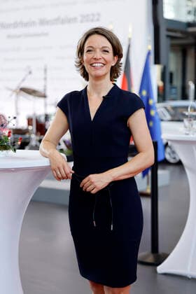 Fernsehmoderatorin Anna Planken bei der Verleihung des Staatspreises des Landes Nordrhein-Westfalen an Michael Schumacher in der Motorworld Köln. Köln, 20.07.2022 NRW Deutschland Copyright: xChristophxHardtx