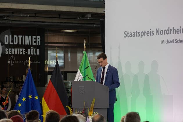 Staatspreis des Landes Nordrhein Westfalen für den 7 fachen Formel 1 Weltmeister Michael Schumacher. In der Motorworld in Köln überreichte Ministerpräsident Hendrik Wüst den Staatspreis an Ehefrau Corinna und Tochter Gina Maria Schumacher, die den Preis stellvertretend für Michael Schumacher entgegen. 20.07.2022 Köln Butzweilerhof NRW Deutschland