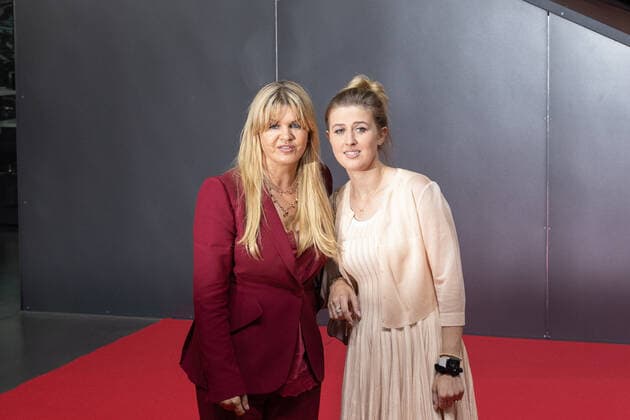 Staatspreis des Landes Nordrhein Westfalen für den 7 fachen Formel 1 Weltmeister Michael Schumacher. In der Motorworld in Köln überreichte Ministerpräsident Hendrik Wüst den Staatspreis an Ehefrau Corinna und Tochter Gina Maria Schumacher, die den Preis stellvertretend für Michael Schumacher entgegen. 20.07.2022 Köln Butzweilerhof NRW Deutschland