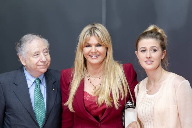 Staatspreis des Landes Nordrhein Westfalen für den 7 fachen Formel 1 Weltmeister Michael Schumacher. In der Motorworld in Köln überreichte Ministerpräsident Hendrik Wüst den Staatspreis an Ehefrau Corinna und Tochter Gina Maria Schumacher, die den Preis stellvertretend für Michael Schumacher entgegen. 20.07.2022 Köln Butzweilerhof NRW Deutschland