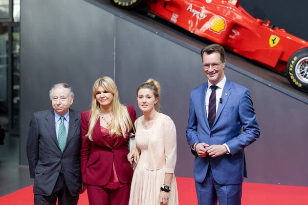Staatspreis des Landes Nordrhein Westfalen für den 7 fachen Formel 1 Weltmeister Michael Schumacher. In der Motorworld in Köln überreichte Ministerpräsident Hendrik Wüst den Staatspreis an Ehefrau Corinna und Tochter Gina Maria Schumacher, die den Preis stellvertretend für Michael Schumacher entgegen. 20.07.2022 Köln Butzweilerhof NRW Deutschland