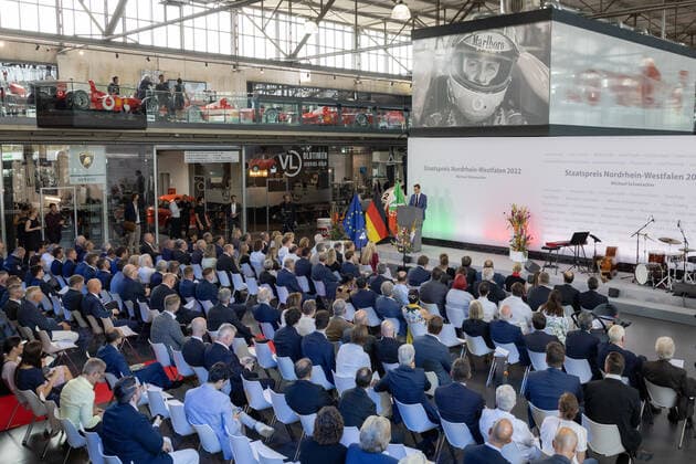 Staatspreis des Landes Nordrhein Westfalen für den 7 fachen Formel 1 Weltmeister Michael Schumacher. In der Motorworld in Köln überreichte Ministerpräsident Hendrik Wüst den Staatspreis an Ehefrau Corinna und Tochter Gina Maria Schumacher, die den Preis stellvertretend für Michael Schumacher entgegen. 20.07.2022 Köln Butzweilerhof NRW Deutschland