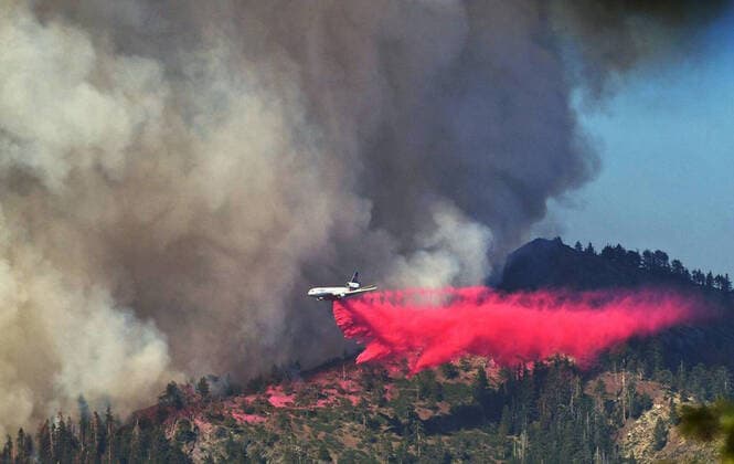 Bilder des Jahres 2022, News 07 Juli News Themen der Woche KW29 News Bilder des Tages July 20, 2022: A plane drops fire retardant as the Washburn Fire as it burns near the Mariposa Grove of giant sequoias and the south entrance of Yosemite National Park Monday, July 11, 2022. - ZUMAm67_ 20220720_zaf_m67_003 Copyright: xEricxPaulxZamorax