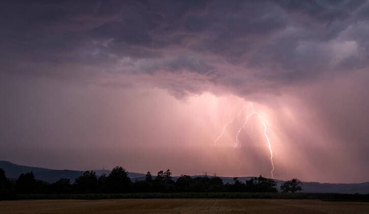 News Themen der Woche KW29 News Bilder des Tages Gewitter im Taunus Ein Gewitterblitz ist bei einer Gewitterzelle über dem Taunus mit dem Großen Feldberg zu sehen., Oberursel Hessen Deutschland *** Thunderstorm in Taunus A thunderstorm lightning is seen during a thunderstorm cell over the Taunus with the Großer Feldberg , Oberursel Hesse Germany