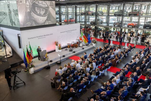 Die Laudatio von Jean Todt - Staatspreis des Landes Nordrhein Westfalen für den 7 fachen Formel 1 Weltmeister Michael Schumacher. In der Motorworld in Köln überreichte Ministerpräsident Hendrik Wüst den Staatspreis an Ehefrau Corinna und Tochter Gina Maria Schumacher, die den Preis stellvertretend für Michael Schumacher entgegen. 20.07.2022 Köln Butzweilerhof NRW Deutschland