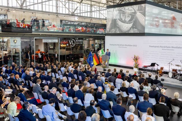 Die Rede von Ministerpräsident Hendrik Wüst, CDU - Staatspreis des Landes Nordrhein Westfalen für den 7 fachen Formel 1 Weltmeister Michael Schumacher. In der Motorworld in Köln überreichte Ministerpräsident Hendrik Wüst den Staatspreis an Ehefrau Corinna und Tochter Gina Maria Schumacher, die den Preis stellvertretend für Michael Schumacher entgegen. 20.07.2022 Köln Butzweilerhof NRW Deutschland
