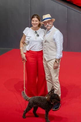 Horst Lichter, Ehefrau Nada mit Hund auf dem roten Teppich- Staatspreis des Landes Nordrhein Westfalen für den 7 fachen Formel 1 Weltmeister Michael Schumacher. In der Motorworld in Köln überreichte Ministerpräsident Hendrik Wüst den Staatspreis an Ehefrau Corinna und Tochter Gina Maria Schumacher, die den Preis stellvertretend für Michael Schumacher entgegen. 20.07.2022 Köln Butzweilerhof NRW Deutschland