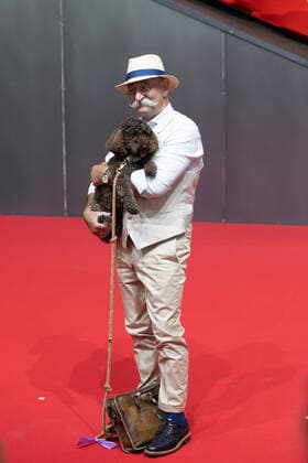 Horst Lichter mit Hund auf dem roten Teppich- Staatspreis des Landes Nordrhein Westfalen für den 7 fachen Formel 1 Weltmeister Michael Schumacher. In der Motorworld in Köln überreichte Ministerpräsident Hendrik Wüst den Staatspreis an Ehefrau Corinna und Tochter Gina Maria Schumacher, die den Preis stellvertretend für Michael Schumacher entgegen. 20.07.2022 Köln Butzweilerhof NRW Deutschland