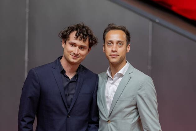 Lukas Brenner, MdB und Tim Achtermeyer, MdL und NRW-Vorsitzender von Bündnis 90 Die Grünen auf dem roten Teppich- Staatspreis des Landes Nordrhein Westfalen für den 7 fachen Formel 1 Weltmeister Michael Schumacher. In der Motorworld in Köln überreichte Ministerpräsident Hendrik Wüst den Staatspreis an Ehefrau Corinna und Tochter Gina Maria Schumacher, die den Preis stellvertretend für Michael Schumacher entgegen. 20.07.2022 Köln Butzweilerhof NRW Deutschland