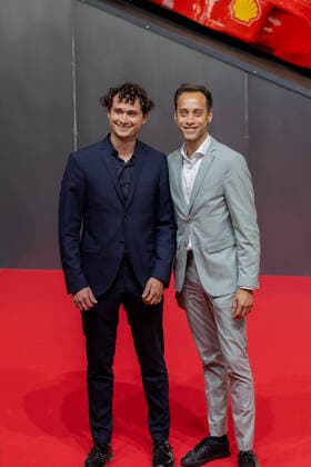Lukas Brenner, MdB und Tim Achtermeyer, MdL und NRW-Vorsitzender von Bündnis 90 Die Grünen auf dem roten Teppich- Staatspreis des Landes Nordrhein Westfalen für den 7 fachen Formel 1 Weltmeister Michael Schumacher. In der Motorworld in Köln überreichte Ministerpräsident Hendrik Wüst den Staatspreis an Ehefrau Corinna und Tochter Gina Maria Schumacher, die den Preis stellvertretend für Michael Schumacher entgegen. 20.07.2022 Köln Butzweilerhof NRW Deutschland