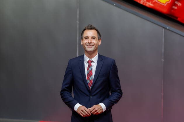 Jonathan Grunwald, MdL CDU auf dem roten Teppich- Staatspreis des Landes Nordrhein Westfalen für den 7 fachen Formel 1 Weltmeister Michael Schumacher. In der Motorworld in Köln überreichte Ministerpräsident Hendrik Wüst den Staatspreis an Ehefrau Corinna und Tochter Gina Maria Schumacher, die den Preis stellvertretend für Michael Schumacher entgegen. 20.07.2022 Köln Butzweilerhof NRW Deutschland