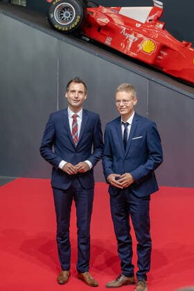 Jonathan Grunwald, MdL CDU und seiin Büroleiter Michael Müller (rechts) auf dem roten Teppich- Staatspreis des Landes Nordrhein Westfalen für den 7 fachen Formel 1 Weltmeister Michael Schumacher. In der Motorworld in Köln überreichte Ministerpräsident Hendrik Wüst den Staatspreis an Ehefrau Corinna und Tochter Gina Maria Schumacher, die den Preis stellvertretend für Michael Schumacher entgegen. 20.07.2022 Köln Butzweilerhof NRW Deutschland