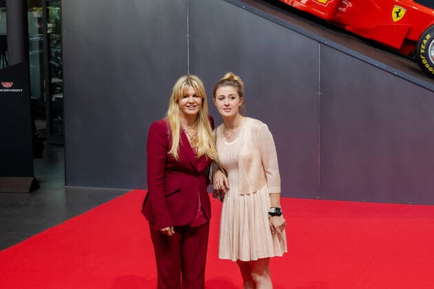Corinna und Gina-Maria Schumacher auf dem roten Teppich- Staatspreis des Landes Nordrhein Westfalen für den 7 fachen Formel 1 Weltmeister Michael Schumacher. In der Motorworld in Köln überreichte Ministerpräsident Hendrik Wüst den Staatspreis an Ehefrau Corinna und Tochter Gina Maria Schumacher, die den Preis stellvertretend für Michael Schumacher entgegen. 20.07.2022 Köln Butzweilerhof NRW Deutschland