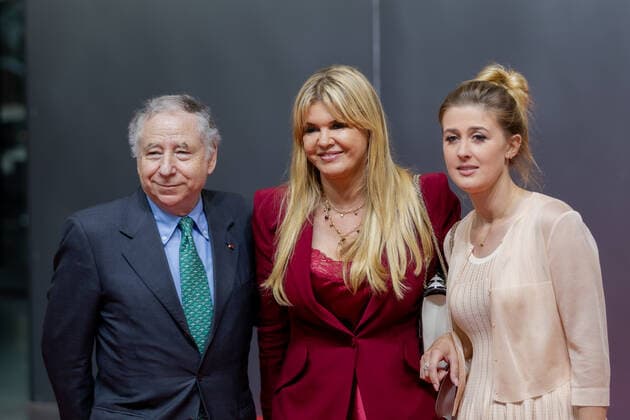 Jean Todt, Corinna und Gina-Maria Schumacher auf dem roten Teppich- Staatspreis des Landes Nordrhein Westfalen für den 7 fachen Formel 1 Weltmeister Michael Schumacher. In der Motorworld in Köln überreichte Ministerpräsident Hendrik Wüst den Staatspreis an Ehefrau Corinna und Tochter Gina Maria Schumacher, die den Preis stellvertretend für Michael Schumacher entgegen. 20.07.2022 Köln Butzweilerhof NRW Deutschland