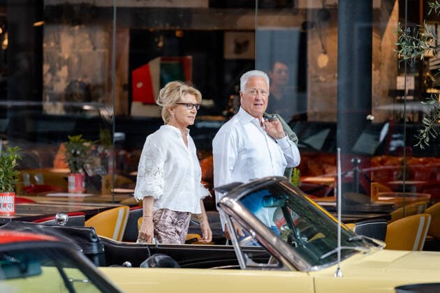 Rolf Schumacher mit Partnerin Barbara Stahl - Staatspreis des Landes Nordrhein Westfalen für den 7 fachen Formel 1 Weltmeister Michael Schumacher. In der Motorworld in Köln überreichte Ministerpräsident Hendrik Wüst den Staatspreis an Ehefrau Corinna und Tochter Gina Maria Schumacher, die den Preis stellvertretend für Michael Schumacher entgegen. 20.07.2022 Köln Butzweilerhof NRW Deutschland