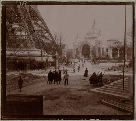 Universal exhibition of 1900: the foot of the Eiffel Tower and the Palais des Mines and Metallurgy during the construction of the exhibition, 7th arrondissement, Paris Universal Exhibition of 1900: The foot of the Eiffel Tower and the Palais des Mines and Metallurgy during the construction of the exhibition, Paris (VIIth ARR.). Anonymous photography. Copyright: xpiemagsx parismuspie10022021-1137 !ACHTUNG AUFNAHMEDATUM GESCHÄTZT!