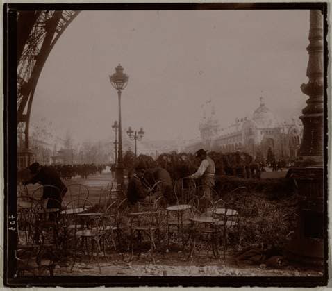Universal Exhibition of 1900: Chairs at the foot of the Eiffel Tower, during the construction of the exhibition, 7th arrondissement, Paris Universal exhibition of 1900: Chairs at the foot of the Eiffel Tower, during the construction of the exhibition, Paris (VIIth ARR.). Anonymous photography. Copyright: xpiemagsx parismuspie10022021-1138 !ACHTUNG AUFNAHMEDATUM GESCHÄTZT!