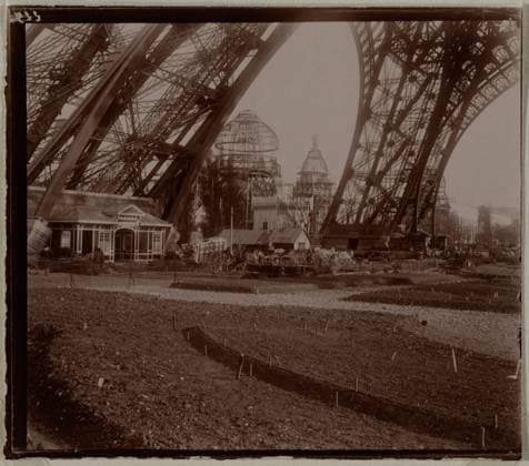 Universal exhibition of 1900: at the foot of the Eiffel Tower during the construction of the exhibition, 7th arrondissement, Paris Universal exhibition of 1900: at the foot of the Eiffel Tower during the construction of the exhibition, Paris (VIIth ARR.). Anonymous photography. Copyright: xpiemagsx parismuspie10022021-1139 !ACHTUNG AUFNAHMEDATUM GESCHÄTZT!