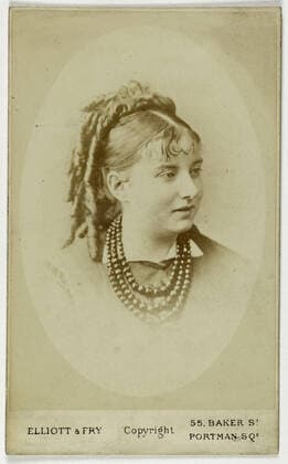 Portrait of Ms. Lennox Gray, (Actress?) Portrait of Ms. Lennox Gray, Actress (?). Business card (front). Photograph of Elliott & Fry. Draw on albuminum paper. 1860-1890. Copyright: xpiemagsx parismuspie10022021-19307 !ACHTUNG AUFNAHMEDATUM GESCHÄTZT!