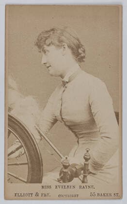 Portrait of Miss Evelyn Rayne, English actress. Portrait of Miss Evelyn Rayne, English actress. Business card (front). Photograph of Elliott & Fry. Draw on albuminum paper, 1860-1890. Copyright: xpiemagsx parismuspie10022021-27080 !ACHTUNG AUFNAHMEDATUM GESCHÄTZT!