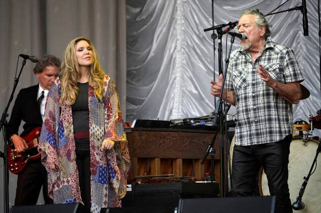 Bilder des Jahres 2022, Entertainment 07 Juli Entertainment Themen der Woche KW29 Alison Krauss und Robert Plant live bei einem Konzert ihrer Raise the Roof -Tour 2022 beim Citadel Music Festival auf der Zitadelle Spandau. Berlin, 20.07.2022 *** Alison Krauss and Robert Plant live at a concert of their Raise the Roof Tour 2022 at the Citadel Music Festival at the Zitadelle Spandau Berlin, 20 07 2022 Foto:xT.xBartillax xFuturexImage