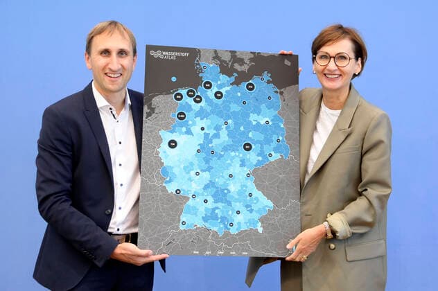 News Themen der Woche KW29 News Bilder des Tages Michael Sterner und Bettina Stark-Watzinger bei der Bundespressekonferenz zur Vorstellung des Wasserstoffatlas Deutschland im Haus der Bundespressekonferenz. Berlin, 21.07.2022 *** Michael Sterner and Bettina Stark Watzinger at the Federal Press Conference for the presentation of the Hydrogen Atlas Germany at the Haus der Bundespressekonferenz Berlin, 21 07 2022 Foto:xF.xKernx xFuturexImage