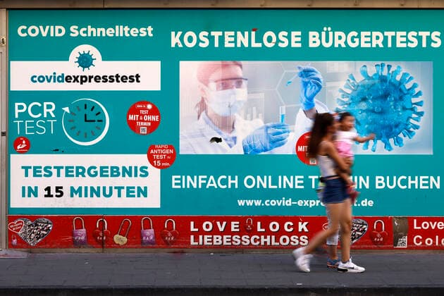 Passanten gehen an einem Corona-Testzentrum vorbei. Seit Juli sind Corona-Bürgertest kostenpflichtig. Das gilt aber nicht für alle Personengruppen. (Themenbild, Symbolbild) Köln, 20.07.2022 NRW Deutschland Copyright: xChristophxHardtx