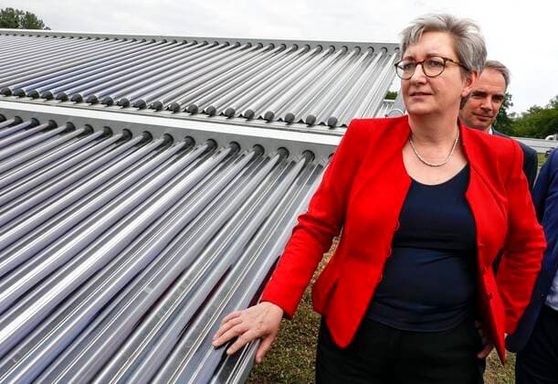 News Themen der Woche KW29 News Bilder des Tages Klara Geywitz Potsdam, 21.07.2022 - Portrait Klara Geywitz, Bundesmisnisterin fuer Wohnen, Stadtentwicklung und Bauwesen steht an einem Solarthermie Kraftwerk der Energie und Wasser Potsdam, EWP GmbH. Im Hintergrund ist Carsten Koenig, Hauptgeschaeftsfuehrer BSW - Bundesverband Solarwirtschaft zu sehen. Potsdam Brandenburg Deutschland *** Klara Geywitz Potsdam, 21 07 2022 Portrait Klara Geywitz, Federal Minister for Housing, Urban Development and Construction stands at a solar thermal power plant of Energie und Wasser Potsdam, EWP GmbH In the background Carsten Koenig, Chief Executive BSW Bundesverband Solarwirtschaft can be seen Potsdam Brandenburg Germany