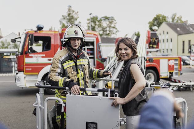 News Themen der Woche KW29 News Bilder des Tages Annalena Baerbock (Buendnis 90 Die Gruenen), Bundesaussenministerin, aufgenommen beim Besuch der Freiwilligen Feuerwehr im Rahmen der Deutschlandreise der Aussenministerin in Rehau, 21.07.2022. Die Reise durch Deutschland findet im Rahmen der Erstellung der Nationalen Sicherheitsstrategie statt. Rehau Germany *** Annalena Baerbock Buendnis 90 Die Gruenen , German Foreign Minister, photographed during the visit of the volunteer fire department as part of the Foreign Ministers tour of Germany in Rehau, 21 07 2022 The tour of Germany takes place as part of the preparation of the National Security Strategy Rehau Germany Copyright: xFlorianxGaertnerx
