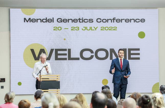 News Themen der Woche KW29 Host Daniel Stach, right, speaks during the Mendel Genetics Conference in Brno, Czech Republic, July 21, 2022. The international scientific conference on genetics was held on the occasion of 200th birth anniversary of Gregor Johann Mendel. (CTKxPhoto MonikaxHlavacova) CTKPhotoP2022072105918  hla