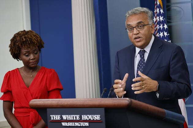 News Themen der Woche KW29 News Bilder des Tages Ashish Jha, White House Covid-19 response coordinator, speaks with Karine Jean-Pierre, White House press secretary, during a news conference in the James S. Brady Press Briefing Room at the White House in Washington, DC on Thursday, July 21, 2022. President Biden tested positive for Covid-19 today and is experiencing mild symptoms, according to a White House statement.  WASP20220721108 TingxShen