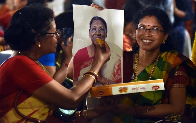 Indien, Draupadi Murmu zur neuen Präsidentin gewählt NEW DELHI, INDIA - JULY 21: People offering sweets to photo of Presidential elect Draupadi Murmu after her election on July 21, 2022 in New Delhi, India. 64-year-old Murmu, who defeated Opposition nominee Yashwant Sinha in the Presidential election, is the first person from Schedule Tribe and second woman to become the nation?s First Citizen and the Supreme Commander of India?s Armed Forces. (Photo by Sonu Mehta Hindustan Times) Celebrations On Election Of Droupadi Murmu As Next President